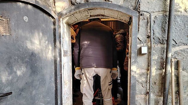 Vykldn bedny s konopiskm medvdem Jirkou v Zoo Ostrava