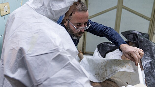 Lid� p�traj�c� po poh�e�ovan�ch �lenech rodiny se shroma��uj� v nemocnici Al Mud�tah�d v Dama�ku, aby identifikovali t�la v�z��, kter� umu�il Asad�v re�im. (11. prosince 2024)