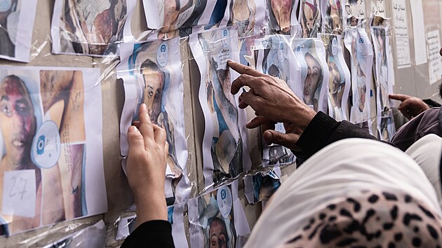 Lid� p�traj�c� po poh�e�ovan�ch �lenech rodiny se shroma��uj� v nemocnici Al Mud�tah�d v Dama�ku, aby identifikovali t�la v�z��, kter� umu�il Asad�v re�im. (11. prosince 2024)