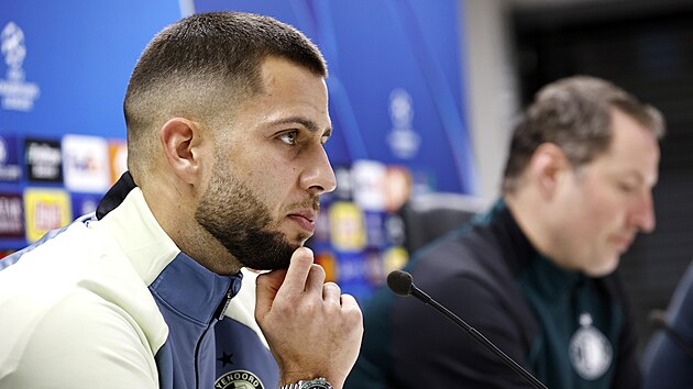 D�vid Hancko z Feyenoordu na tiskov� konferenci p�ed utk�n�m se Spartou.