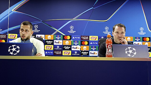D�vid Hancko z Feyenoordu (vlevo) na tiskov� konferenci p�ed utk�n�m se Spartou...