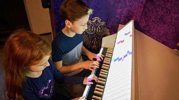 V muzeu se z�jemci mohou nap��klad nau�it hr�t na cembalo.