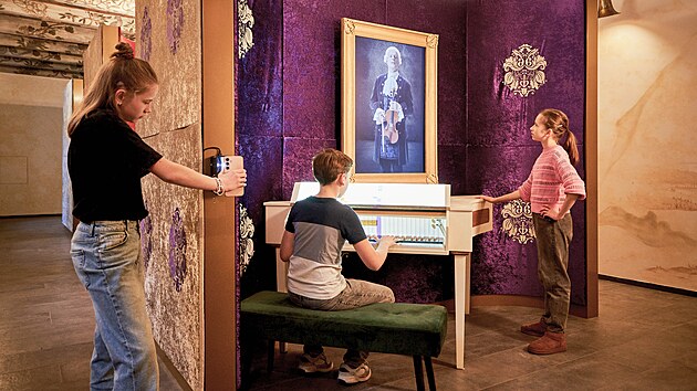 Nau�it se hr�t na cembalo mohou z�jemci p�ed zraky Mozartova otce Leopolda, jeho� p�edstavuje Martin Zbro�ek.