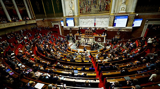 Premir Franois Bayrou pi projevu v Nrodnm shromdn (17. prosince 2024)