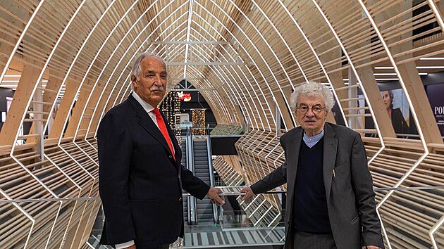 Obchodn centrum Foxtown v obci Mendrisio. Na devnou konstrukci jsme pouili devo z polom po boui, kter se na podzim 2018 pehnala severem Itlie, k architekt Mario Botta (vpravo).