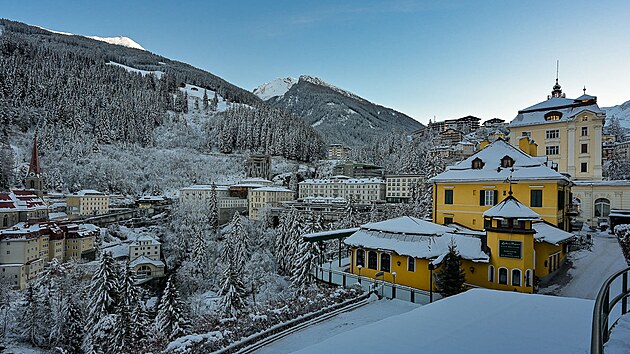 Bad Gastein � pod alpsk�mi t��tis�covkami se jako orl� hn�zda hrd� ty�� luxusn� hotely s�bohatou histori� a �adou slavn�ch host�.