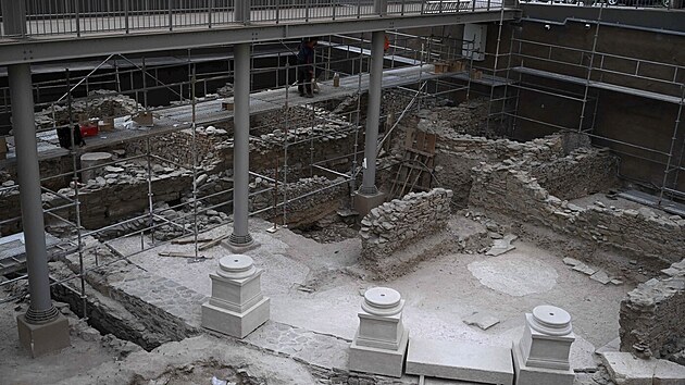 V n�kter�ch stanic�ch si cestuj�c� mohou prohl�dnout archeologick� vykop�vky.