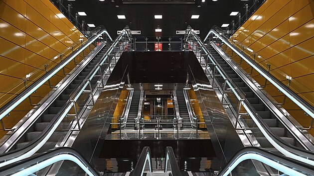 Stavitel� museli kopat hloub�ji, ne� bylo p�vodn� pl�nov�no, a� 31 metr� pod povrch m�sta, aby se ujistili, �e tunely vedou a� pod archeologick�mi n�lezy a ty tak z�staly zachov�ny.