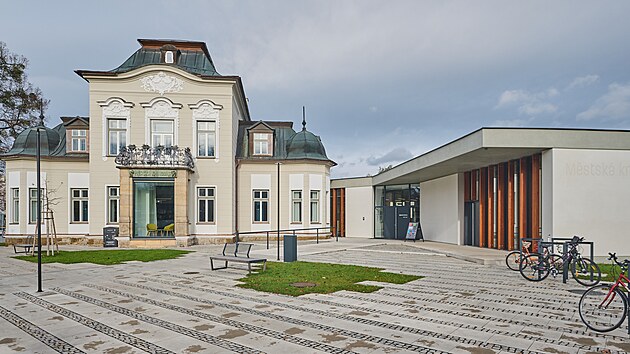 Ronovsk knihovna prola rozshlou rekonstrukc, za kterou si vyslouila titul Stavba roku 2024. Knihovna kombinuje star st s modern pstavbou. Zmnilo se i okol. (listopad 2024)