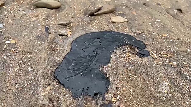 Mazut unikl v Kerskm prlivu zashl rusk pobe, z tanker vyteklo piblin 3700 tun.