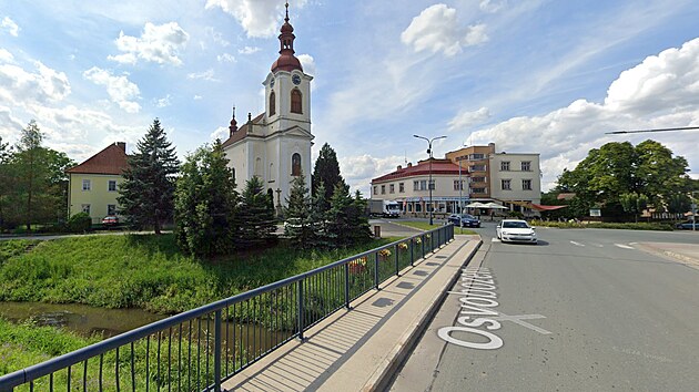 Policie potvrdila, e pondln nehodu v eskm Mezi na Rychnovsku vyetuje jako pokus o dvojnsobnou vradu a sebevradu. Na snmku most z msta.