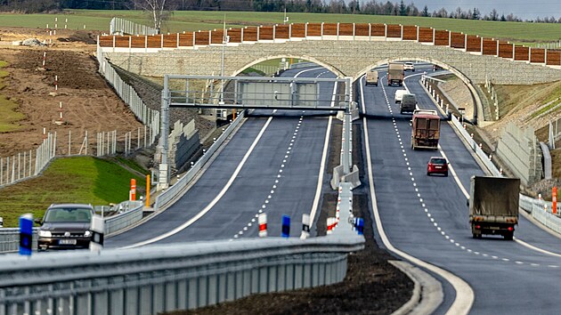 Premi�r Petr Fiala spolu s ministrem dopravy Martinem Kupkou a jeho p�edch�dcem Karlem Havl��kem slavnostn� otev�eli 32 kilometr� dlouh� �sek nov� d�lnice D4. Jde o prvn� d�lni�n� projekt, kter� v �esku vystav�l soukrom� kapit�l. (17. prosince 2024)