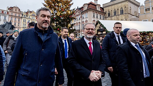 Praha, 12.12.2024    Premi�r Petr Fiala, setk�n� s bavorsk�m ministersk�m p�edsedou Markusem S�derem, V�no�n� trhy Starom�stsk� n�m�st�. V doprovodu policist� a novin��� obe�li trhy, Fiala koupil klob�sy ve st�nku. 
FOTO: MAFRA - PETR TOPI�