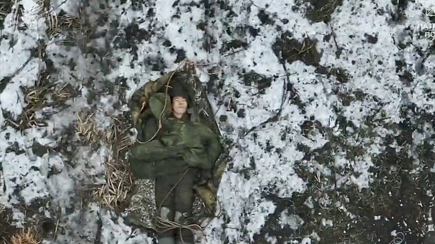 Sn�mek z dronu, kter� Ukrajina zve�ejnila 17. prosince 2024, ukazuje �adu mrtvol, o nich� se tvrd�, �e jde o severokorejsk� voj�ky p�i �toku na ukrajinsk� pozice v Kursk� oblasti.