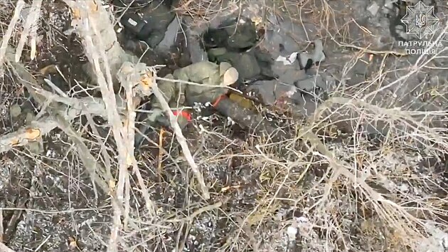 Sn�mek z dronu, kter� Ukrajina zve�ejnila 17. prosince 2024, ukazuje �adu mrtvol, o nich� se tvrd�, �e jde o severokorejsk� voj�ky p�i �toku na ukrajinsk� pozice v Kursk� oblasti.