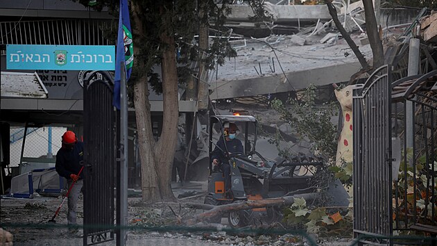 Izraelsk� arm�da ve �tvrtek informovala, �e podnikla �toky na p��stavy a energetickou infrastrukturu vyu��vanou jemensk�mi povstalci podporovan�mi �r�nem. Stalo se to pot�, co jej� protivzdu�n� syst�m zachytil raketu vyst�elenou H�s�i z Jemenu. (19. prosince 2024)