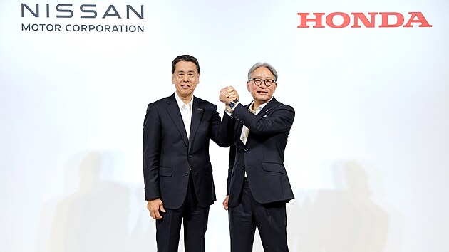Prezident a generln editel Nissan Motor Co. Makoto Uida (vlevo) a prezident a generln editel Honda Motor Co. Toihiro Mibe si podvaj ruce po tiskov konferenci v Tokiu. Spolenosti oznmily, e se k nim pipoj spolenost Mitsubishi Motors Corp. a budou spolen jednat o partnerstv v oblasti elektromobility. (1. srpna 2024).