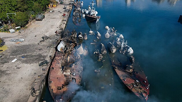 Izraelsk� s�ly zni�ily syrsk� lod� v p��stavu Lat�k�ja. (10. prosince 2024)