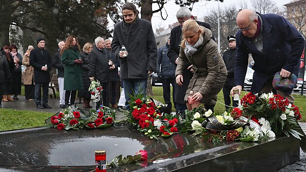 Lid vzpomnli u pamtnku ped Fakultn nemocnic Ostrava na obti lenho vraha, kter ped pti lety vradil v jedn z ekren. (10. prosince 2019)