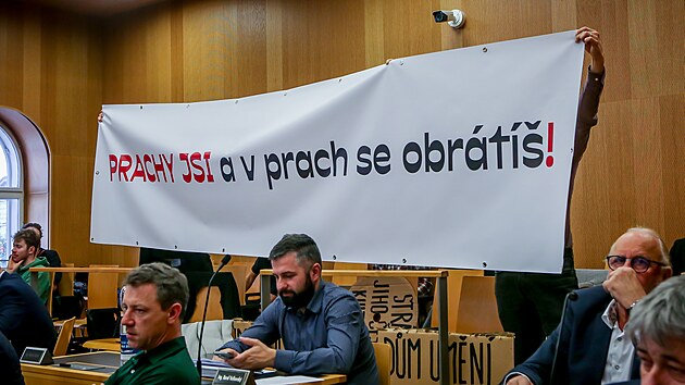 Tento banner vythl lenov spolku Dm umn nedme na jednn budjovickch zastupitel.