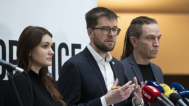Piráti na tiskové konferenci, na ní� se vyjád�ili proti �esko-vatikánské smlouv�