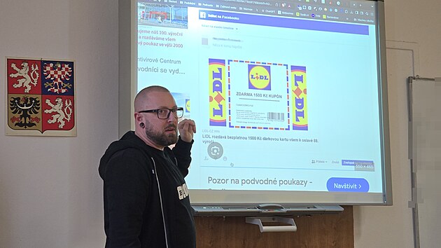 O tom, jak je snadn podlehnout v online prostoru dezinformacm, skoit na lep podvodnkm nebo zmnit realitu zachycenou na fotografii se pijeli do esk Lpy na vlastn oi pesvdit zstupci mateskch, zkladnch i stednch kol. Na foto pednejc Pavel Matjek. (11/2024)
