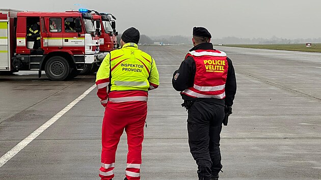 V�echny slo�ky z�chrann�ho syst�mu byly na hradeck�m leti�ti p�ipraven� k z�sahu. Z poruchy podvozku se nakonec vyklubala jen porucha indik�toru podvozku. (14. prosince 2024)