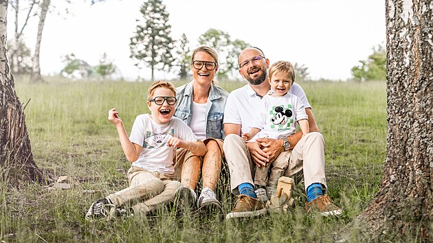 Mal� Oliver trp�c� Angelmanov�m syndromem se svou rodinou