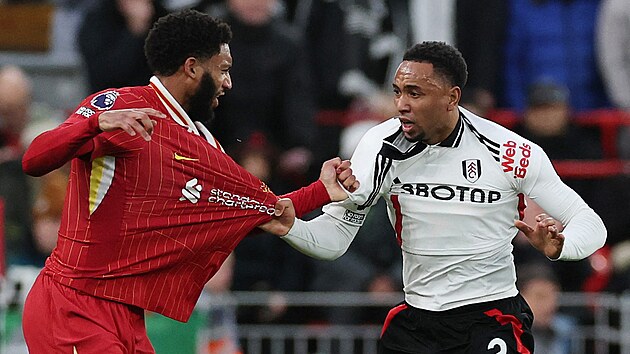 Fulhamsk� Kenny Tete se tah� za dres s Joem Gom�zem z Liverpoolu.
