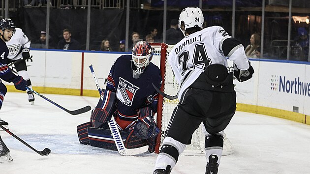 Phillip Danault z Los Angeles st��l� na branku New York Rangers.
