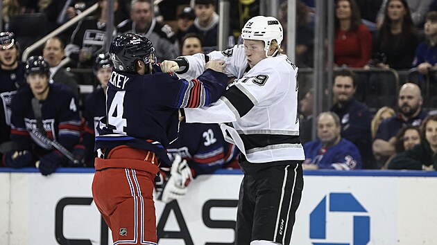 Rva�ka mezi Connorem Mackeym z New York Rangers a Samuelem Heleniusem z Los Angeles.