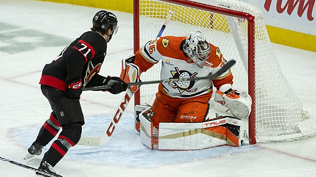 Brank�� John Gibson z Anaheimu �el� �anci Ridlyho Greiga z Ottawy.