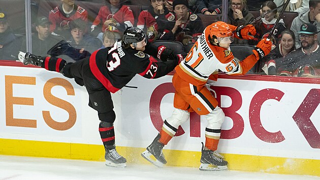 Cutter Gauthier (vpravo) z Anaheimu br�n�n� Noahem Gregorem z Ottawy.