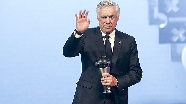 Carlo Ancelotti s trofej pro nejlepho trenra v anket The Best.