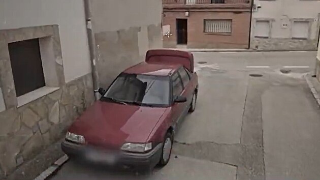 Snmky sluby Google Street View, kter zachytily mue nakldajcho do kufru svho auta velkou blou igelitovou taku s obt. (jen 2024)