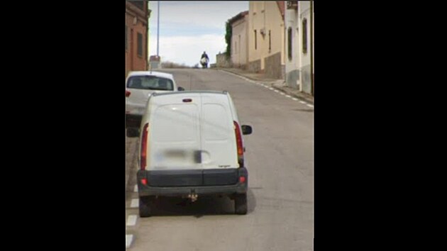 Google pomohl vyeit vradu, auto snmkujc ulice vyfotilo vraha s tlem.