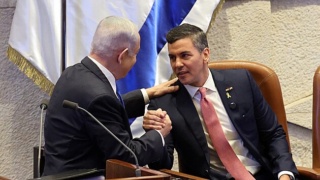 Izraelsk� premi�r Benjamin Netanjahu (vlevo) si pod�v� ruku s paraguaysk�m prezidentem Santiagem Penou (vpravo) b�hem plen�rn�ho zased�n� izraelsk�ho parlamentu Knesetu v Jeruzal�m�. (11. prosince 2024)