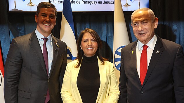 Paraguaysk� prezident Santiago Pena, izraelsk� ministryn� pro v�du a technologie Gila Gamliel-Demriov� a izraelsk� premi�r Benjamin Netanjahu (vpravo) p�zuj� b�hem znovuotev�en� paraguaysk�ho velvyslanectv� v Jeruzal�m�. (12. prosince 2024)