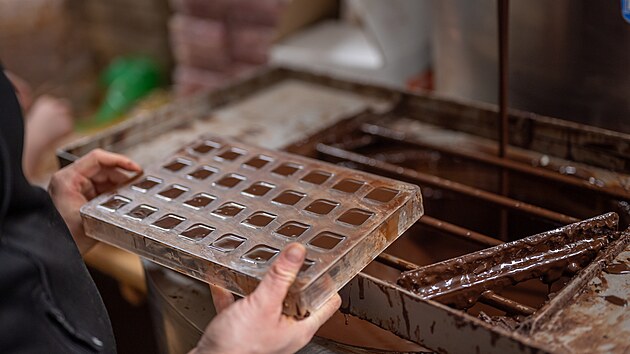 �Nejd��v jsme cht�li, aby n�m �okol�du vyr�b�l na m�ru n�kdo m�stn�, ale m�sto z�jmu jsme se do�kali od �zku�en�ch� cukr��� posm�k�, �e pr� jsme d�ti. A tak jsme se rozhodli, �e budeme �okol�du vyr�b�t sami,� ��k� V�clav. 