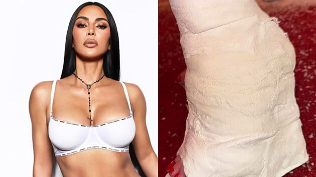 Kim Kardashianová šokovala svou sádrou ve tvaru boty na platformě s podpatkem. (prosinec 2024)