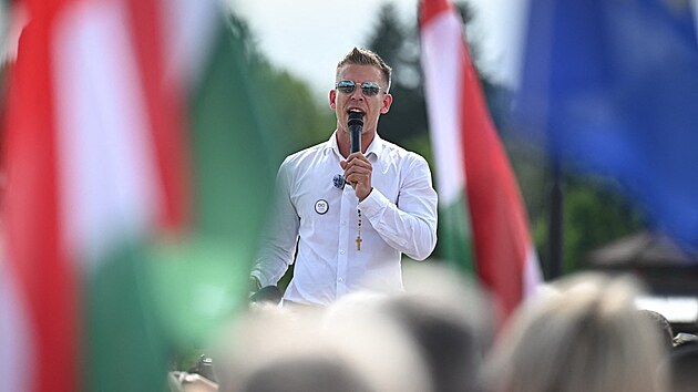 Opozi�ní lídr Péter Magyar Felcsút ozna�il za symbol korupce a uspo�ádal zde...