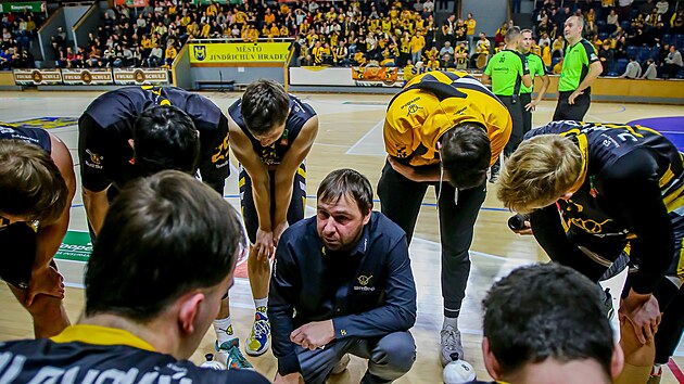 Pseck trenr Jan ech a jeho mui bhem derby v Jindichov Hradci