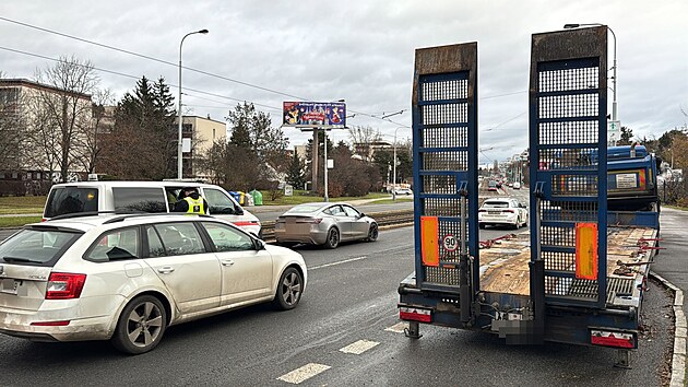 idi Tesly v Praze Hostivai najel do kolejit tramvaje. Vyprostili ho a autojebem. (16. prosince 2024)