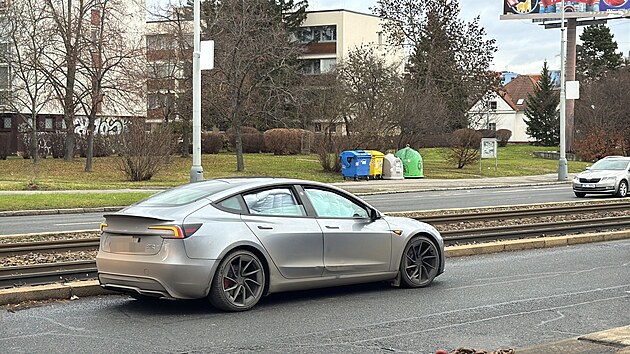 idi Tesly v Praze Hostivai najel do kolejit tramvaje. Vyprostili ho a autojebem. (16. prosince 2024)