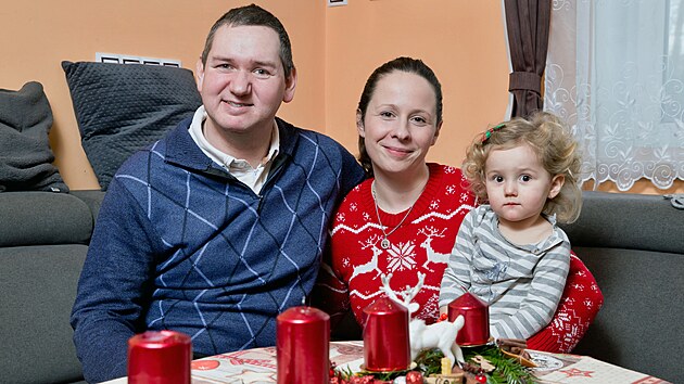 Alice a Milan apkovi s dcerou Anikou. Milan apek jako strojvedouc peil eln stet vlak u Perninku, kde zemeli lid. Absolvoval adu operac a jedna mu jet zbv. Po tyech letech chyst nvrat do prce, u mimo eleznici. (11. prosince)