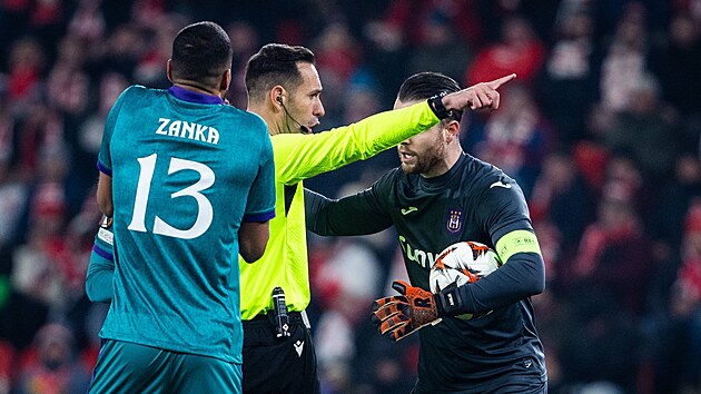 Fotbalisté Anderlechtu v �ele s kapitánem Colinem Coosemansem (vpravo) si...