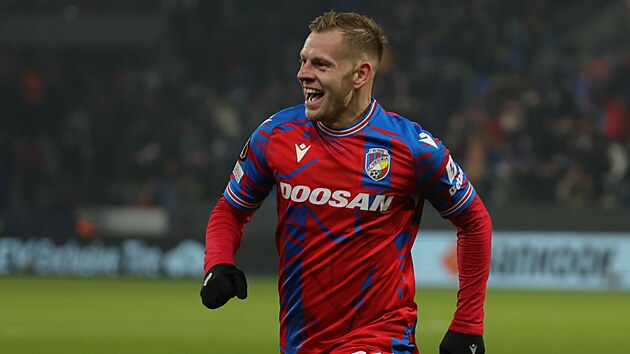 GÓL! Plze�ský fotbalista Mat�j Vydra se raduje z úvodní branky utkání Evropské...