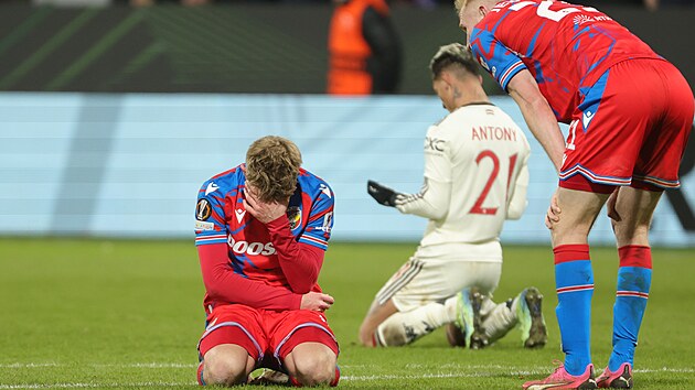 Fotbalisté Plzn� vst�ebávají t�snou porá�ku s Manchesterem United.