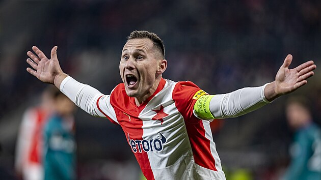 Sl�vistick� kapit�n Jan Bo�il v�niv� gestikuluje v utk�n� s Anderlechtem.