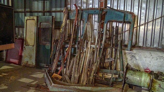 Zbytky p�vodn�ho r�mu a plechov�n� motorov�ho vozu M120.324